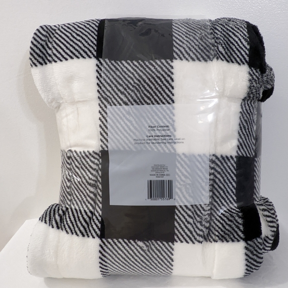 Black & White Plaid Soft Plush Sherpa Throw Blanket, NEW, 50 in. x 60 in. - Picture 2 of 2